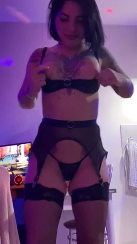 En begåvad tunga tämjer ett bultande skaft, navigerar skickligt i varje kurva och springa. Mottagaren buktar under för extas, medan givaren njuter av njutningens kraft och lämnar ett oförglömligt intryck.